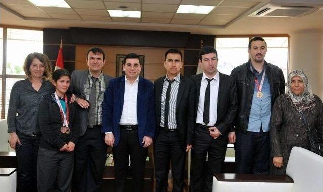 G&ouml;rme Engelli Y&uuml;z&uuml;c&uuml;lerin B&uuml;y&uuml;k Başarısı 2