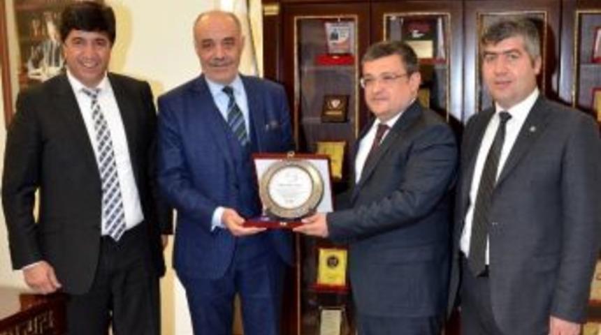 Pasinler Protokol&uuml;nden Başkan Y&uuml;celik&rsquo;e Plaket