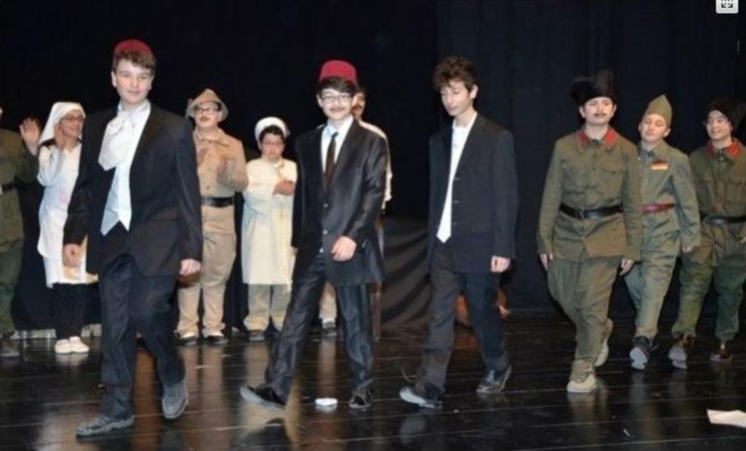 Ortaokul &Ouml;ğrencilerinden Muhteşem Bir Tiyatro
