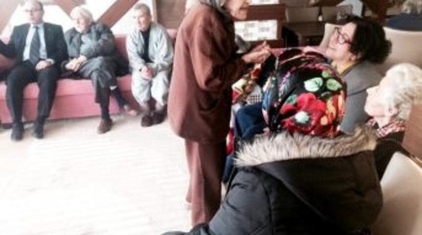 Ak Partili Hanımlardan Yaşlılara Moral