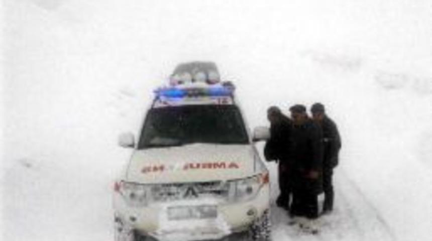 Bah&ccedil;esaray Yoluna &Ccedil;ığ D&uuml;şt&uuml;: 3 Kişilik Sağlık Ekibi Mahsur Kaldı(2)