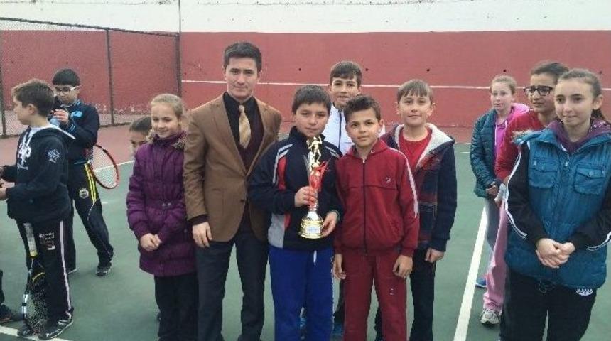 Boz&uuml;y&uuml;k M. Akif Ersoy Ortaokulu Takımı Tenis Dalında 3 Şampiyonluk Elde Etti