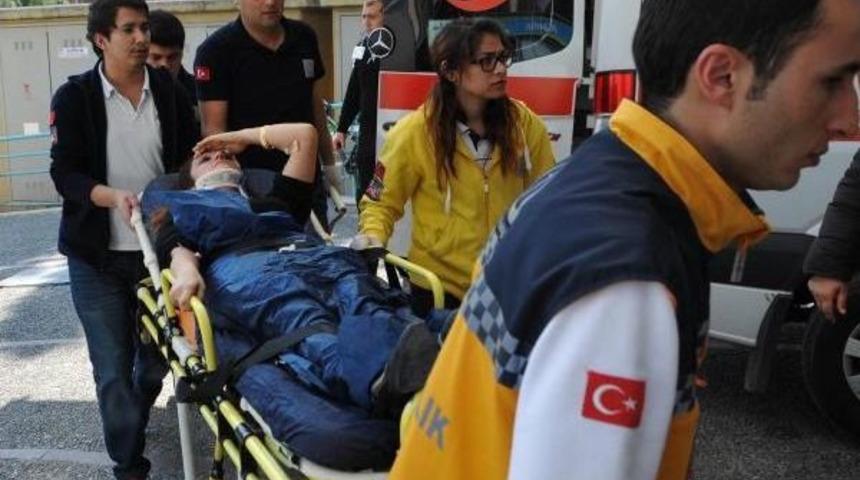 Kız &Ouml;ğrenci, Kadın M&uuml;d&uuml;r Yardımcısını Hastanelik Etti