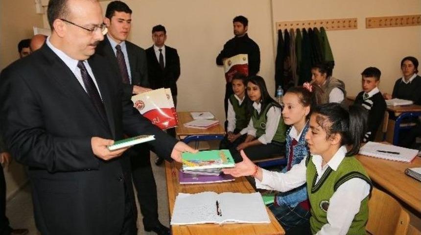 Vali Canbolat&rsquo;tan Okul Ziyareti