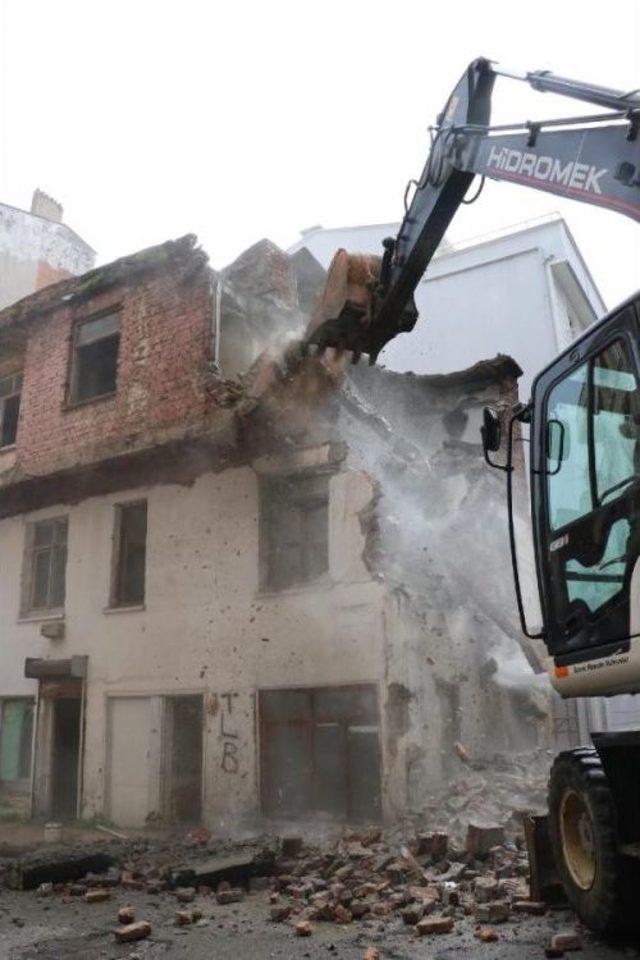 Metruk Binalar Tek Tek Yıkılıyor 1