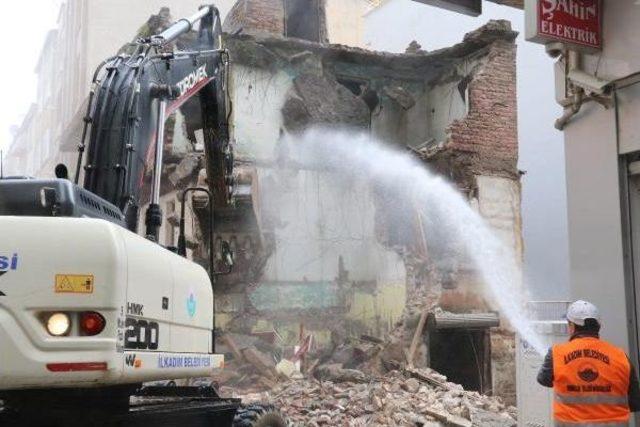 Metruk Binalar Tek Tek Yıkılıyor 2