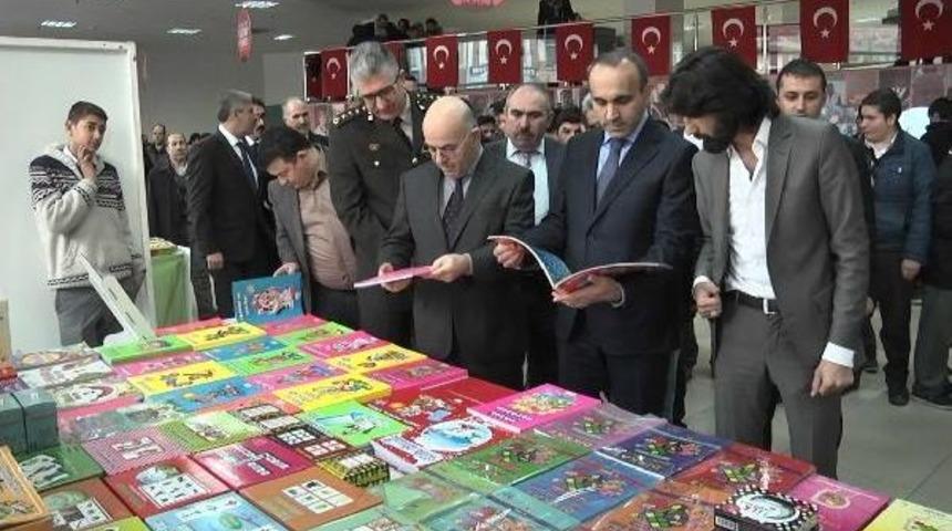 Arnavutk&ouml;y'deki Kitap Fuarı B&uuml;y&uuml;k Ilgi G&ouml;rd&uuml;
