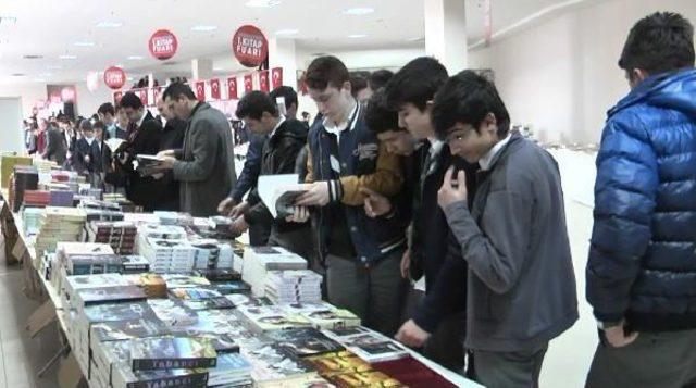 Arnavutk&ouml;y deki Kitap Fuarı B&uuml;y&uuml;k Ilgi G&ouml;rd&uuml; 1