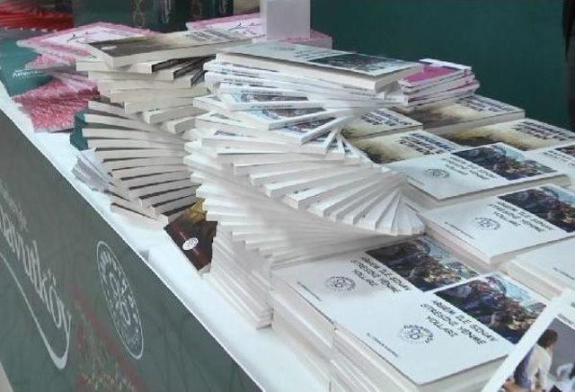 Arnavutk&ouml;y deki Kitap Fuarı B&uuml;y&uuml;k Ilgi G&ouml;rd&uuml; 2