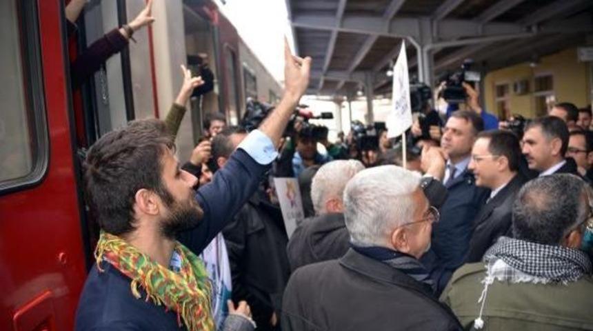 Barış Treni Diyarbakır'da Halaylarla Karşılandı