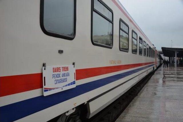 Barış Treni Diyarbakır'da Halaylarla Karşılandı