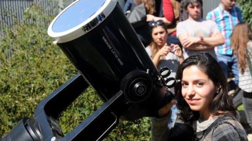 Antalya'da G&uuml;neş Tutulmasını Izlediler