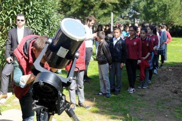 Antalya da G&uuml;neş Tutulmasını Izlediler 1
