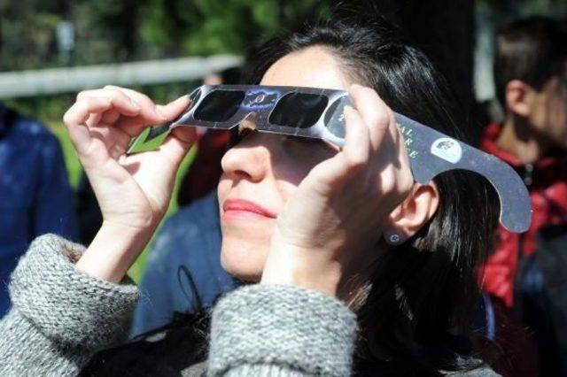 Antalya da G&uuml;neş Tutulmasını Izlediler 2