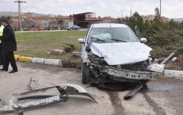 Otomobil Polis Aracına Çarptı: 3 Polis Yaralı