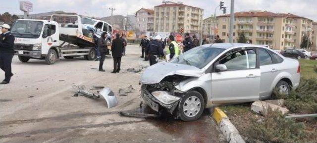 Otomobil Polis Aracına Çarptı: 3 Polis Yaralı