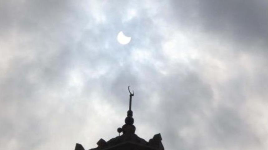 İzmir'de G&uuml;neş Tutulması, Kısa S&uuml;reli Izlenebildi