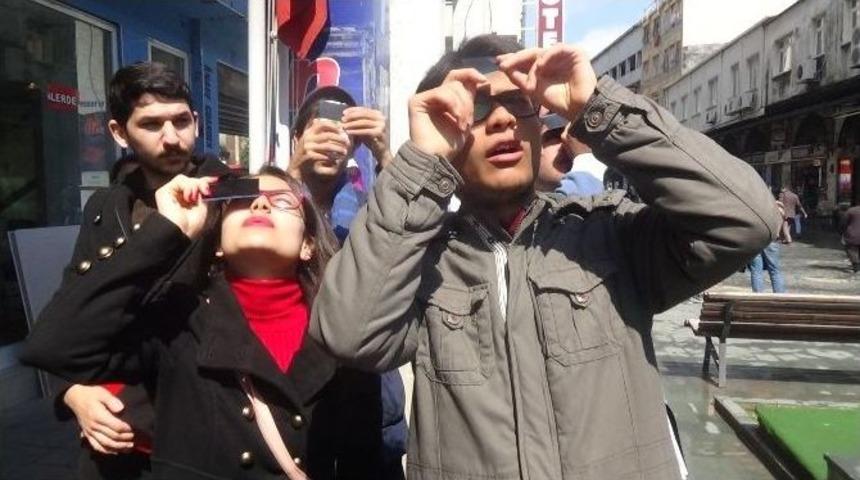 G&uuml;neş Tutulmasını İsli Cam Ve R&ouml;ntgen Filmiyle İzlediler