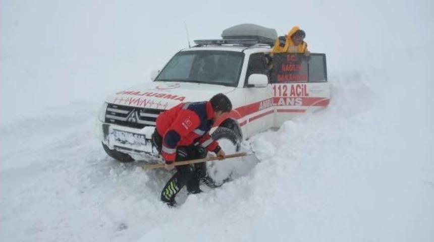 Bah&ccedil;esaray Yoluna &Ccedil;ığ D&uuml;şt&uuml;: 3 Kişilik Sağlık Ekibi Mahsur Kaldı(3)