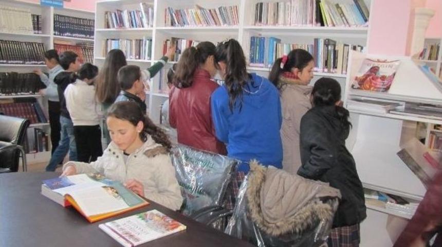 &Ouml;ğrencilerin K&uuml;t&uuml;phane Ziyareti