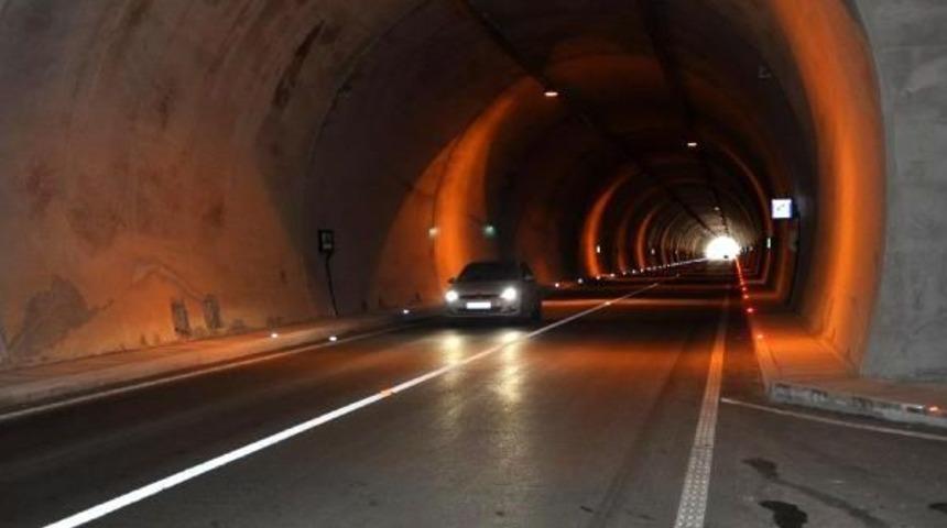 Amasra T&uuml;neli'nde Cihaz S&ouml;k&uuml;m&uuml;nden M&uuml;teahhit Taşeronu Su&ccedil;ladı