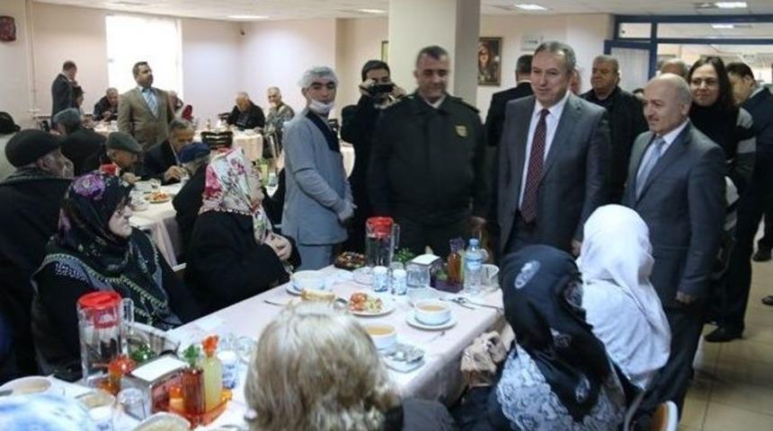 Yaşlılar Vali Fidan&rsquo;a Bol Bol Dua Etti