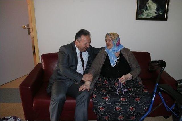 Yaşlılar Vali Fidan&rsquo;a Bol Bol Dua Etti 2