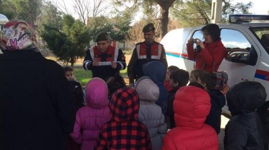 Minik &Ouml;ğrenciler Jandarmanın Tatbikatlarına Katılıp Trafik Kurallarını &Ouml;ğrendi