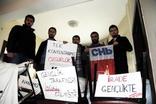 Trabzon Chp’De Gençlerin Parti Binasını Işgali Sürüyor