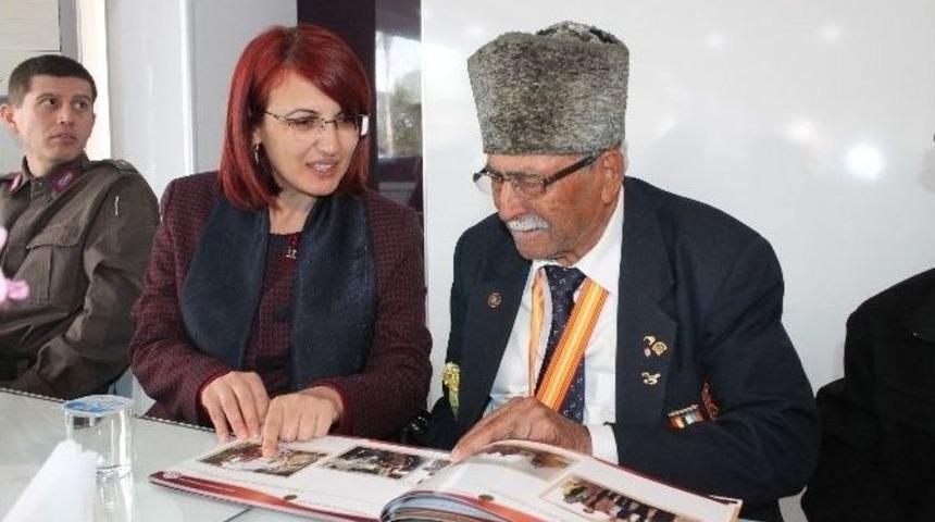 Kumluca Kaymakamlığı Şehit Ve Gaziler İ&ccedil;in Kitap&ccedil;ık Hazırladı