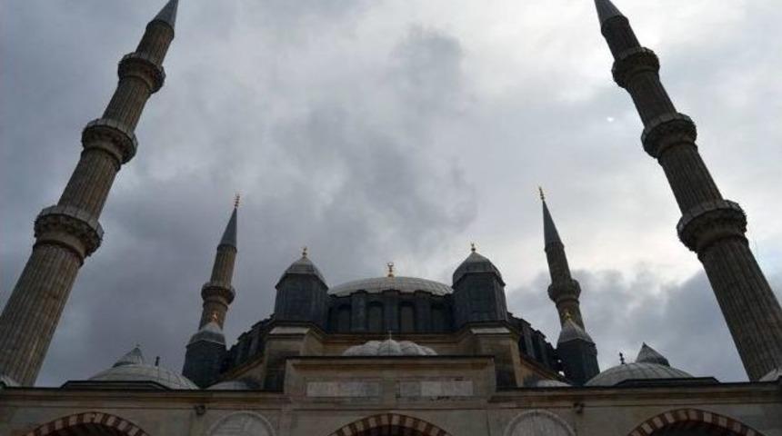 G&uuml;neş Tutulması Selimiye Camii&rsquo;nin Kubbeleri İle Birleşti