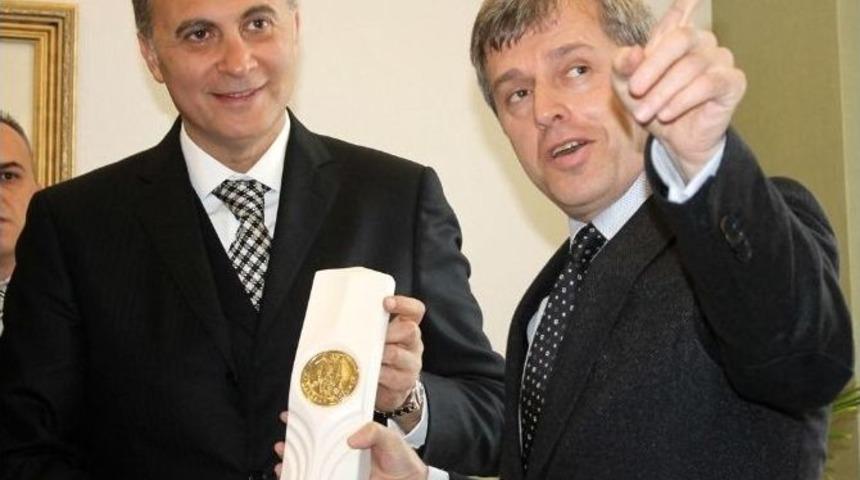 Fikret Orman&rsquo;dan &Ccedil;anakkale Valisi &Ccedil;ınar&rsquo;a Beşiktaş Forması