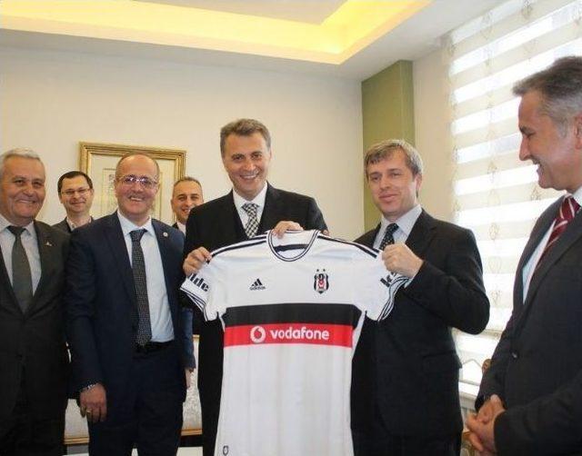 Fikret Orman’dan Çanakkale Valisi Çınar’a Beşiktaş Forması