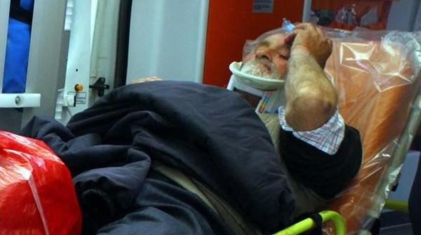 Kırmızı Işıkta S&uuml;r&uuml;c&uuml; Ile Mendil Satıcısının &lsquo;Ak Parti' Kavgası