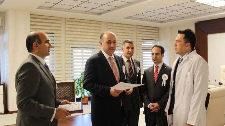 Vali Azizoğlu&rsquo;ndan Yılın Doktorlarına Belge
