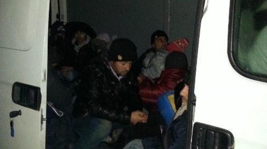 Jandarma Ka&ccedil;ak G&ouml;&ccedil;menlere Ge&ccedil;it Vermiyor