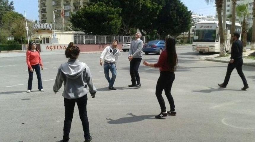 Başkan Tarhan Gen&ccedil;lerle Voleybol Oynadı