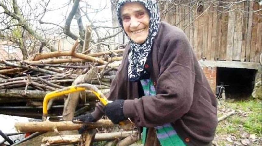 R&uuml;veyde Nine, &Ccedil;orap &Ouml;r&uuml;yor, Odun Kesiyor