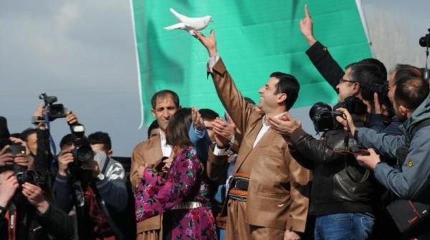 Van'da Nevruz Kutlamasında Olay &Ccedil;ıktı(2)