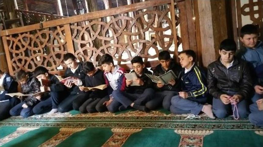 &Ouml;ğrenciler Şehitleri Yasin-i Şerif Okuyarak Andı