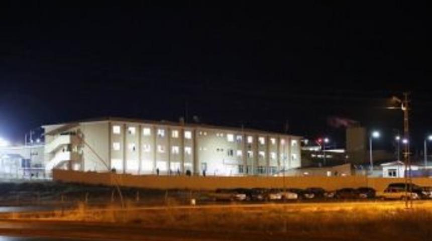 Eşini Boğmaya &Ccedil;alışmış Sonra Bı&ccedil;aklamış