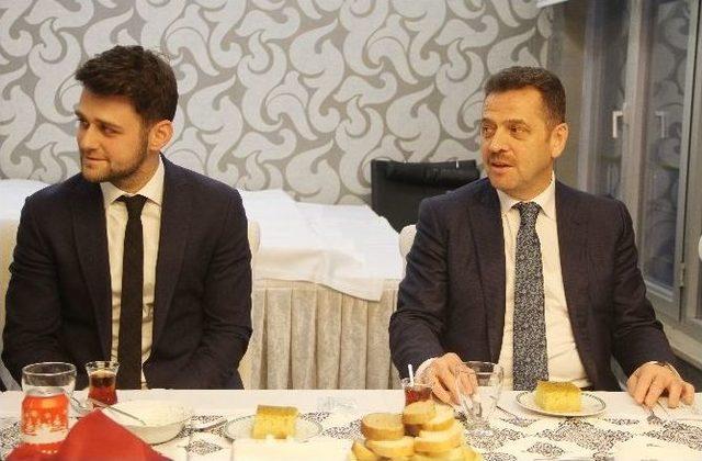 Avrupa&rsquo;da Eğitim G&ouml;ren &Ouml;ğrencilerden Başkan Usta&rsquo;ya Ziyaret 2