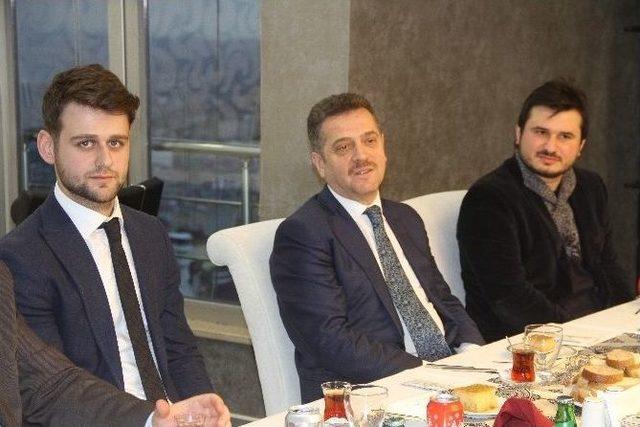 Avrupa&rsquo;da Eğitim G&ouml;ren &Ouml;ğrencilerden Başkan Usta&rsquo;ya Ziyaret 3
