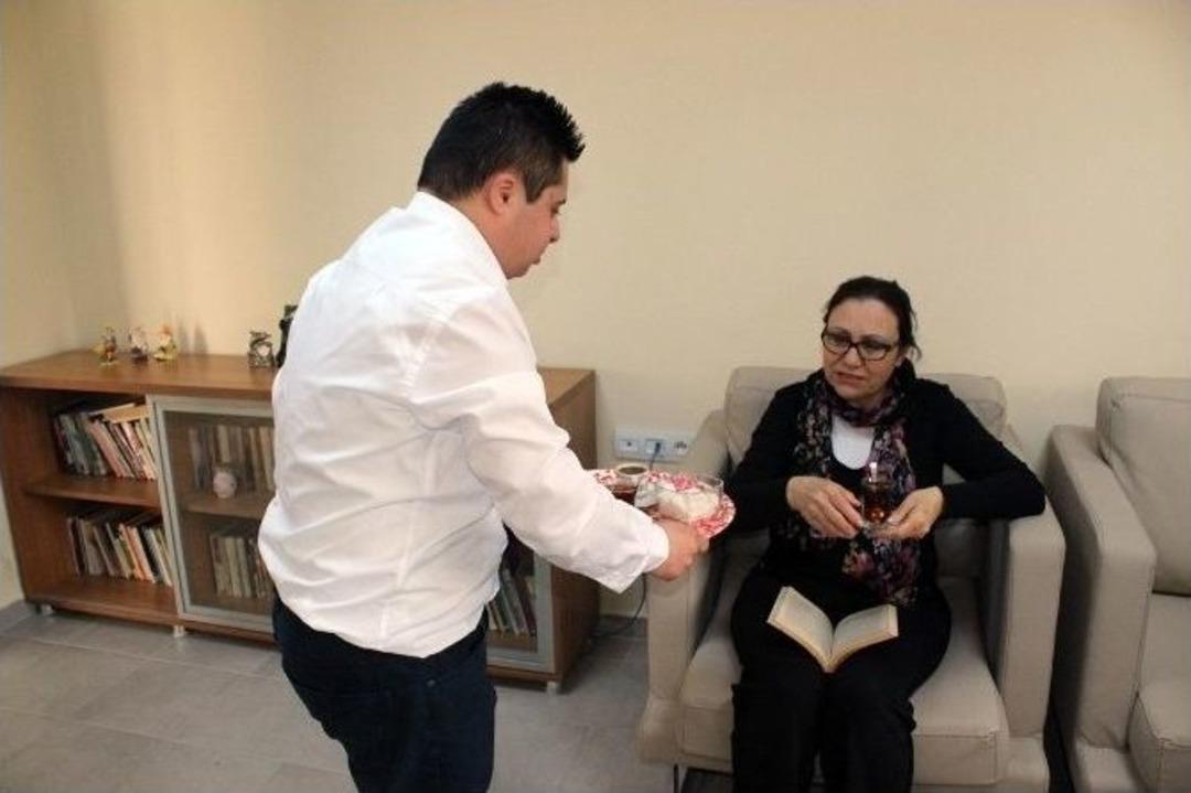 (&ouml;zel Haber) Down Sendromlu &Ouml;mer Serhat, Garsonlukta 7. Yılı Geride Bıraktı