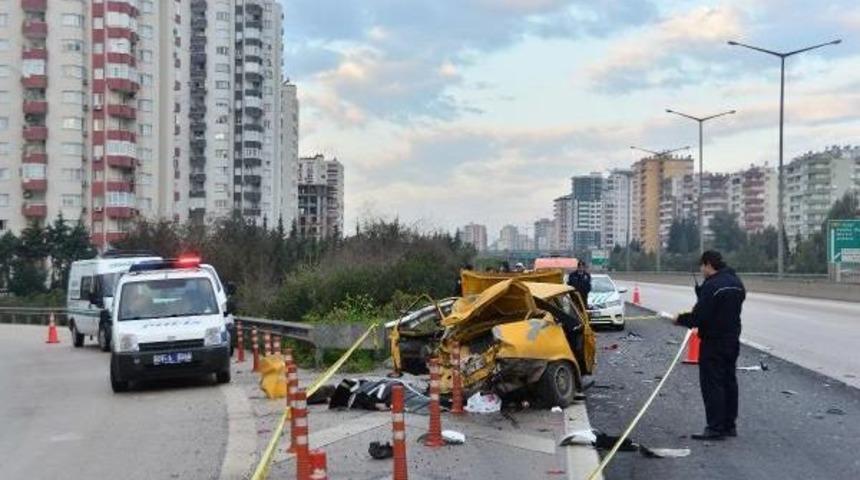 Tır, Otomobile &Ccedil;arptı: 1 &Ouml;l&uuml;, 4 Yaralı