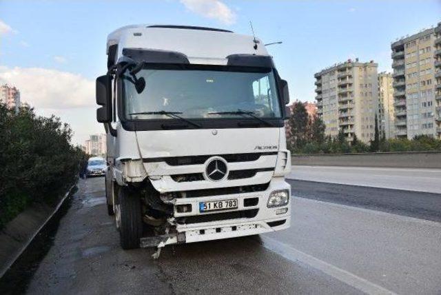 Tır, Otomobile Çarptı: 1 Ölü, 4 Yaralı