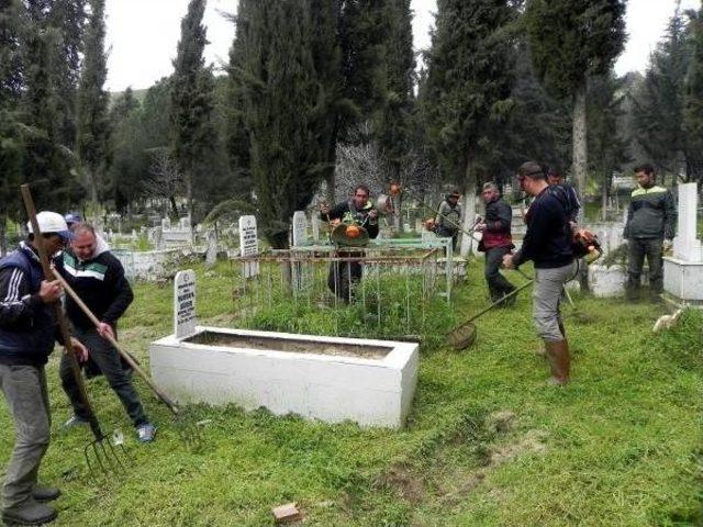 Ödemiş'te Mezarlıkları Hükümlüler Temizliyor