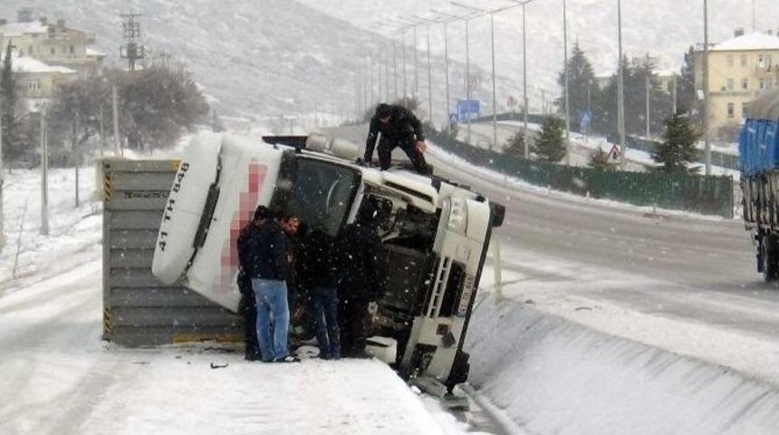 Nevruz G&uuml;n&uuml; Yağan Kar Kazalara Neden Oldu