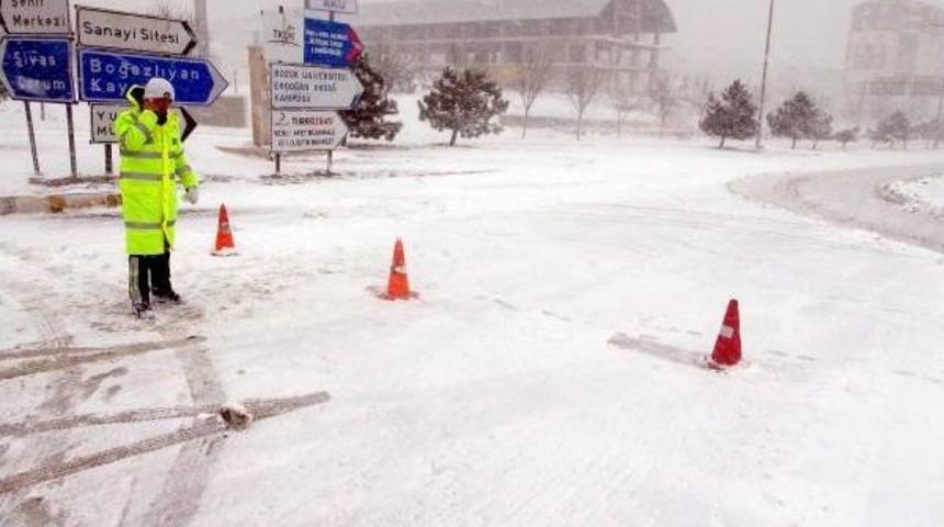 Yozgat'ta Yoğun Kar Yağışı Ulaşımı Aksatıyor
