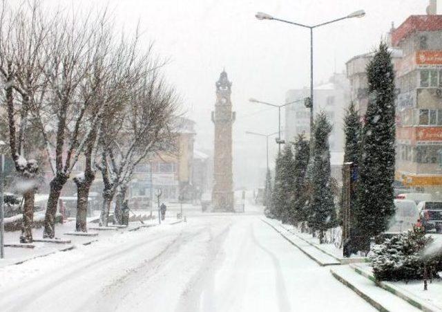 Yozgat'ta Yoğun Kar Yağışı Ulaşımı Aksatıyor